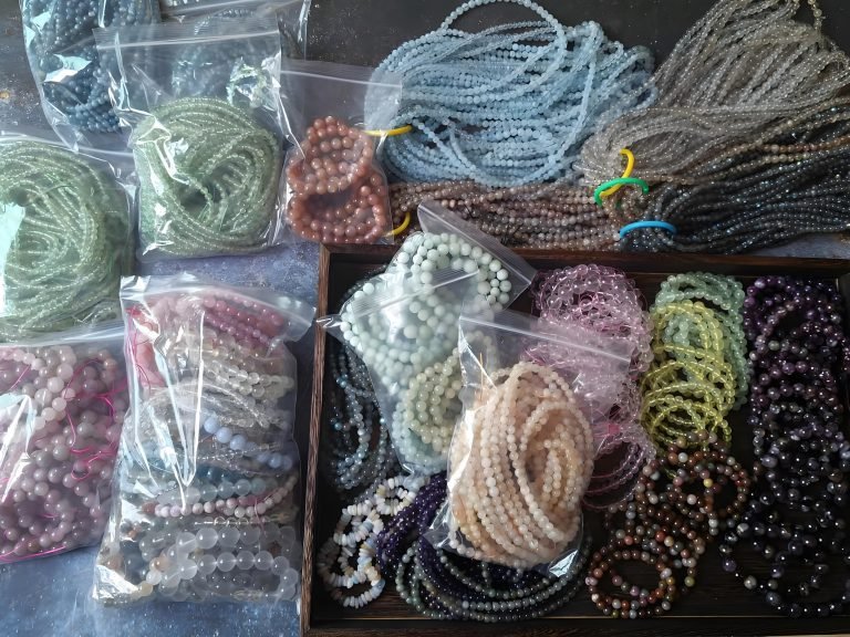 How to Solve Batch Color Variation & Inconsistent Quality for Natural Crystal Bracelet Sourcing? Real‑world Case